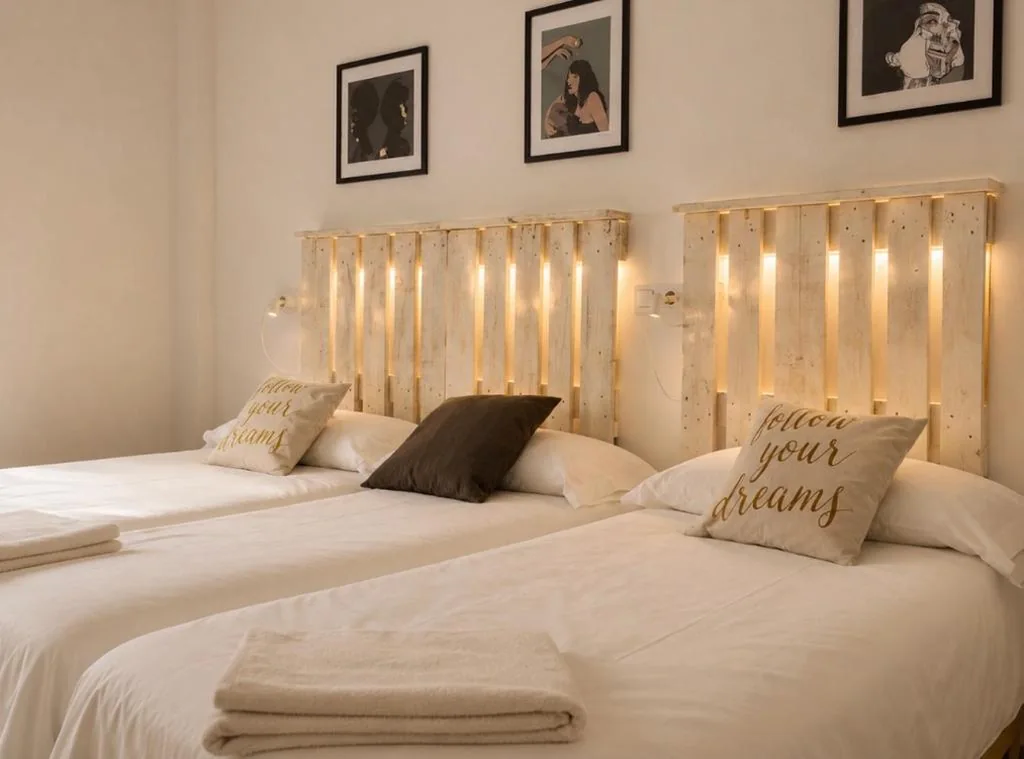 Habitación Triple con baño — Hostal Ciempozuelos, Parque Warner y Madrid