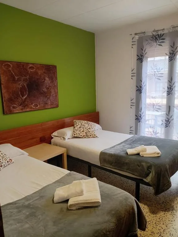 Doppelzimmer mit Balkon – 2 Betten — Hostal Collsacabra