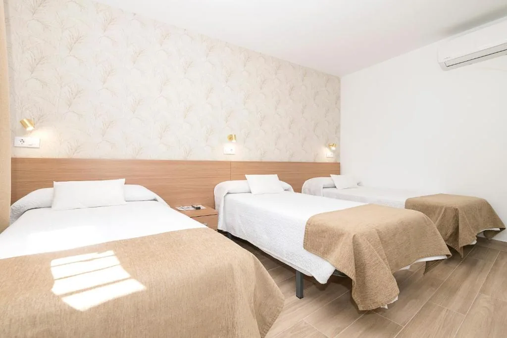 Habitación Triple con baño privado — Hostal Colón Don Miguel