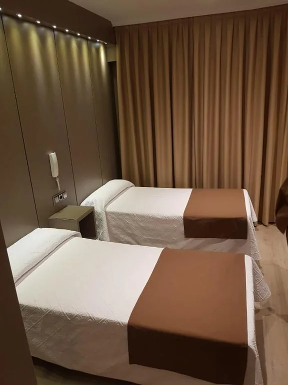 Camera doppia standard - 1 o 2 letti — Hostal Colon