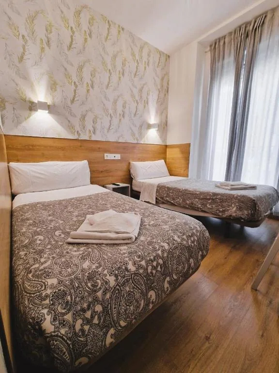 Tweepersoonskamer met 2 bedden — Hostal Comercial