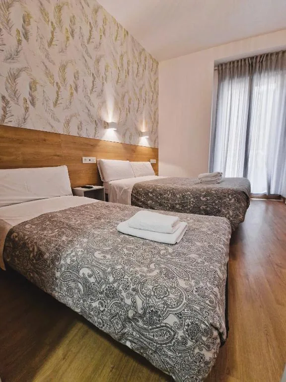 Tweepersoonskamer met extra bed — Hostal Comercial