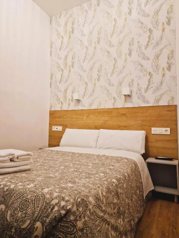 Kleine tweepersoonskamer aan de binnenzijde — Hostal Comercial