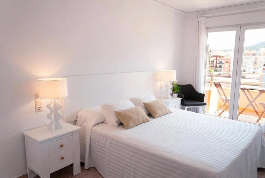 Camera doppia con balcone - 1 o 2 letti — Hostal Comercio