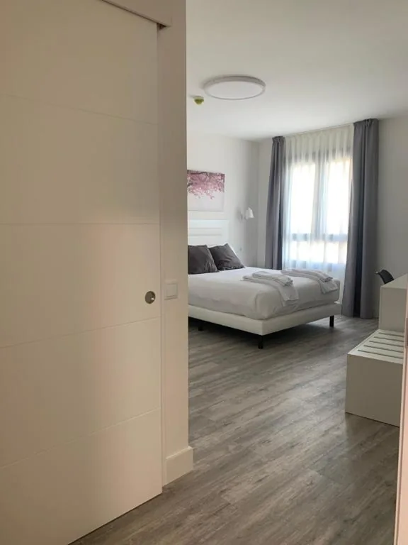 Quarto Triplo adaptado para pessoas com mobilidade reduzida — Hostal Comfort Suites