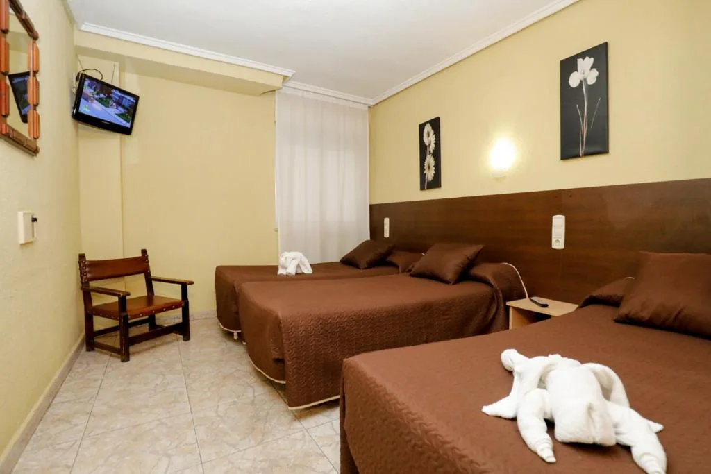 Dreibettzimmer — Hostal Conde David