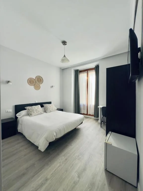 Chambre double avec balcon — Hostal Conde De Alba