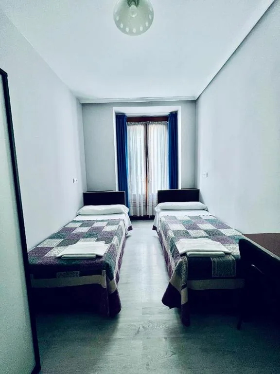 Chambre double avec salle de bains commune - 2 lits — Hostal Conde De Alba