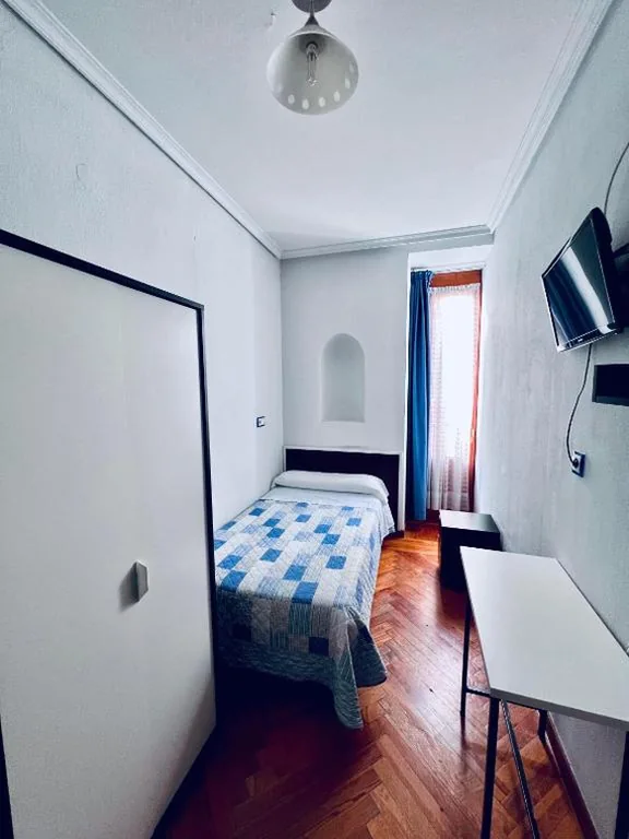 Chambre individuelle avec salle de bains commune — Hostal Conde De Alba