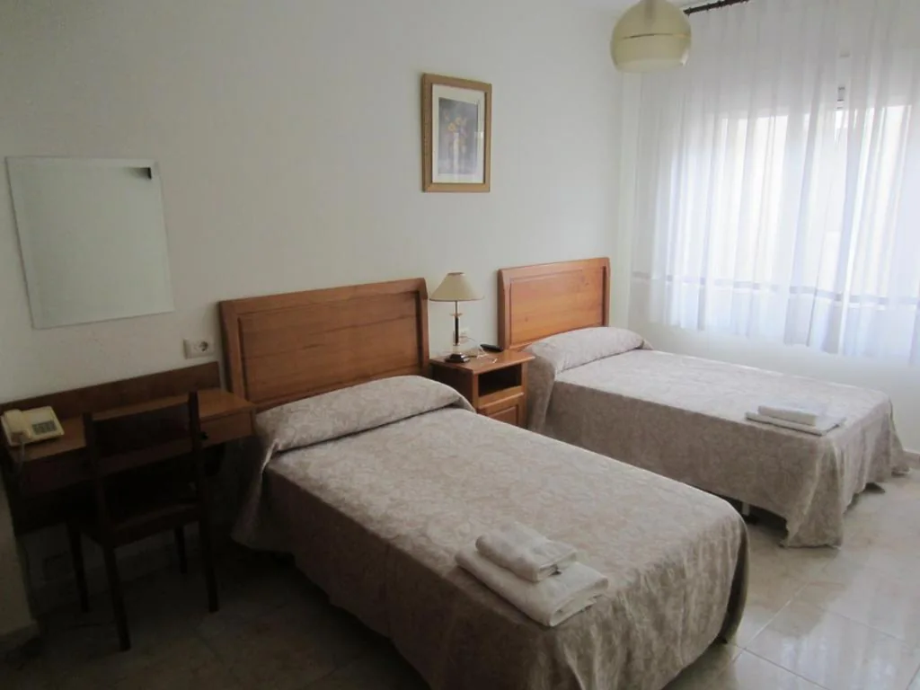 Camera Doppia con Letti Singoli — Hostal Conde Rey