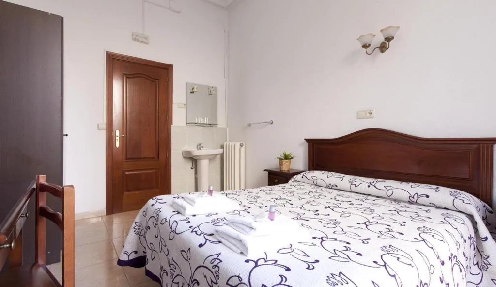 Habitación Doble con baño compartido — Hostal Condestable