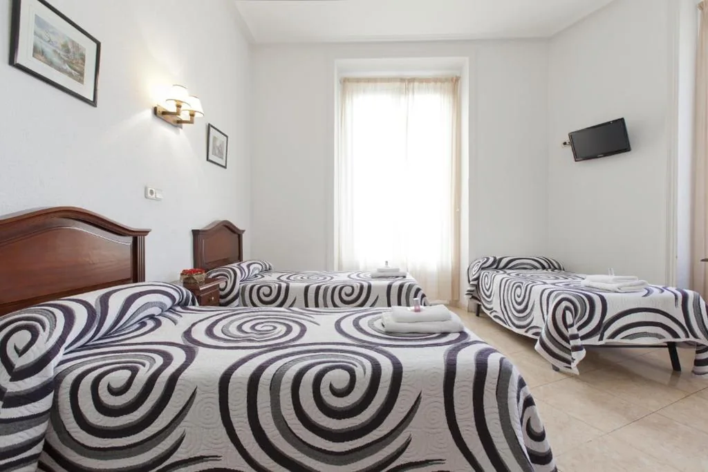 Habitación Triple — Hostal Condestable