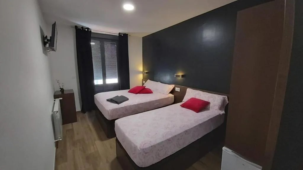 Camera tripla con bagno privato — Hostal Corazón de Madrid 1