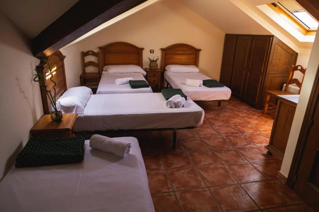 Habitación Cuádruple con baño privado — Hostal Corper Navalcarnero