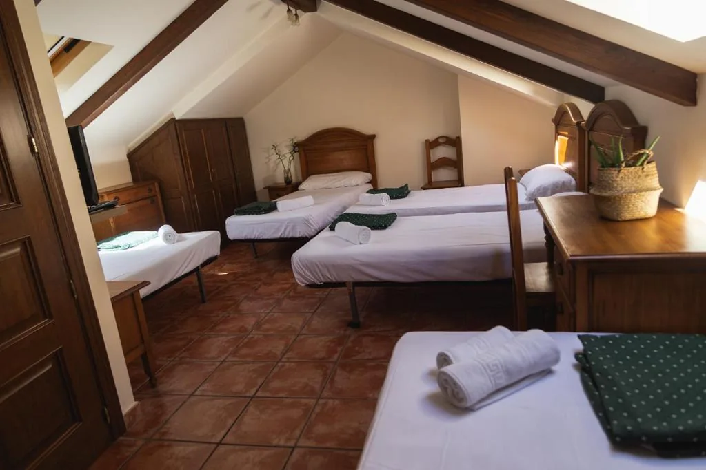 Habitación Familiar Estándar — Hostal Corper Navalcarnero