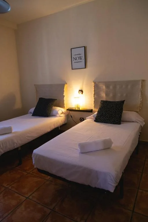 Habitación Triple con baño privado — Hostal Corper Navalcarnero