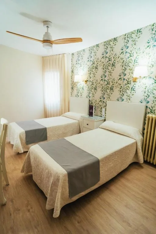 スーペリアツインルーム — Hostal Cortés