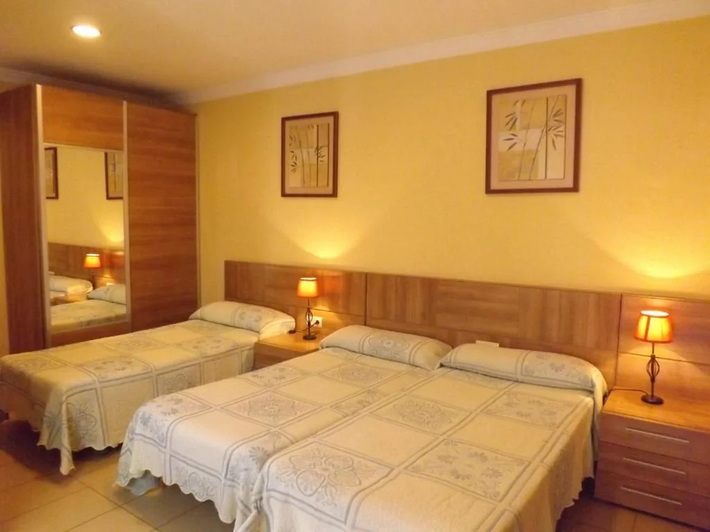 Habitación Familiar con balcón — Hostal Costa Azul