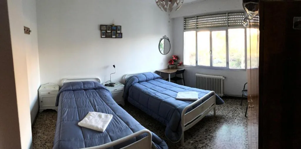 Habitación Doble con vistas y baño compartido - 2 camas — Hostal Costa Azul