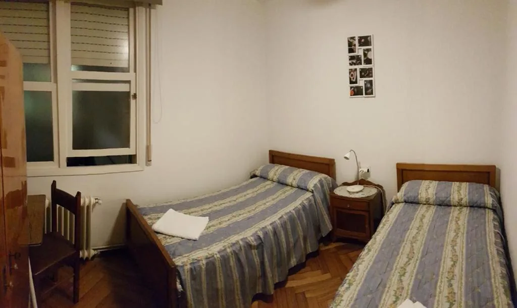 Habitación Doble interior con baño compartido - 2 camas — Hostal Costa Azul
