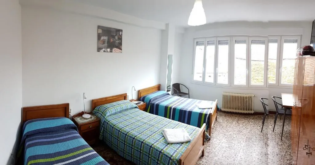 Habitación Triple con baño compartido — Hostal Costa Azul