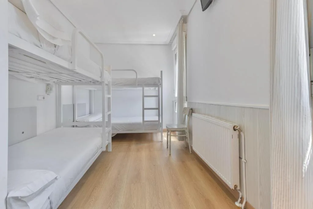 Chambre Quadruple avec salle de bains privative — Hostal Costa Coruña