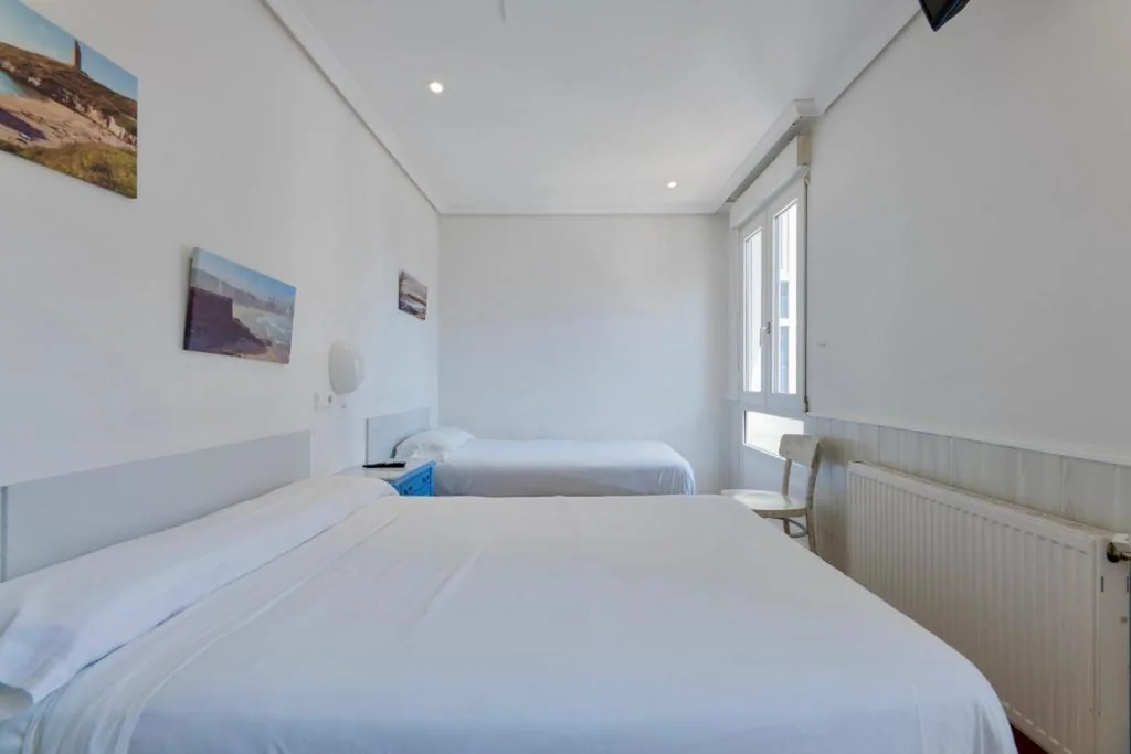 Chambre Double avec salle de bains – 2 lits — Hostal Costa Coruña