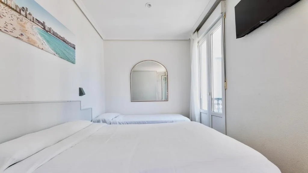 Chambre Triple Standard — Hostal Costa Coruña