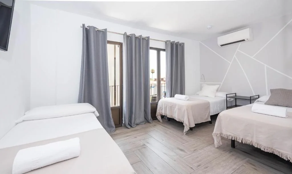 Quarto Triplo com varanda — Hostal Costa