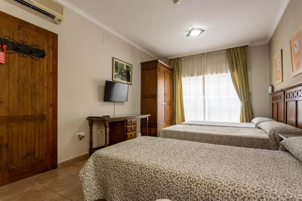 Habitación Triple — Hostal Costa Luz