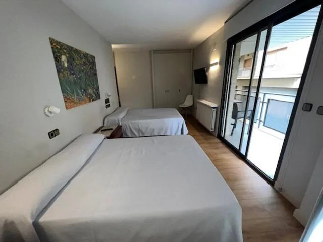 Camera quadrupla con vista sul giardino — Hostal Crisami