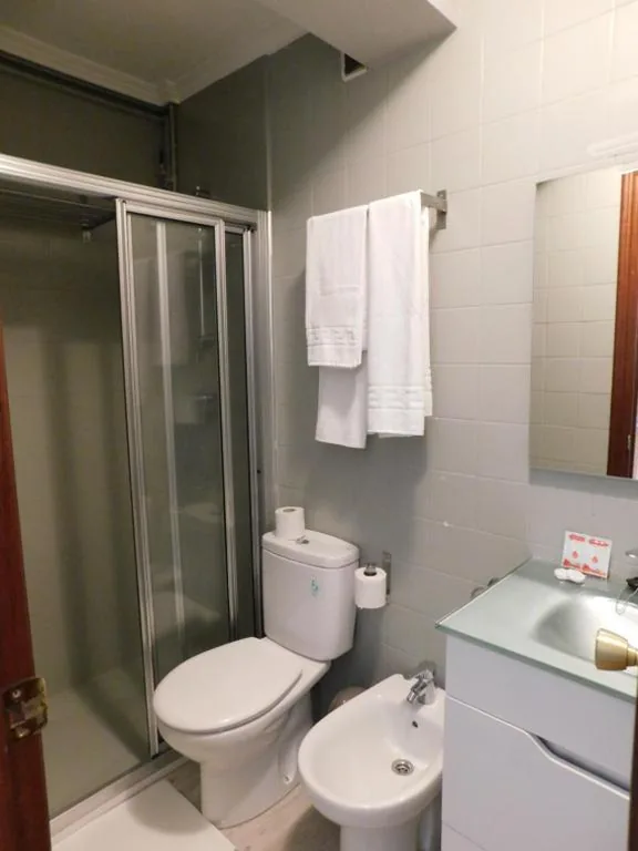 Camera quadrupla con bagno privato — Hostal Crisol X Liste Station