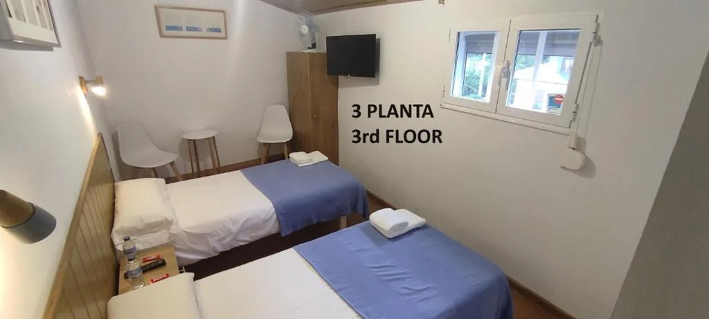 Doppelzimmer mit eigenem Bad – 2 Betten — Hostal Cruce