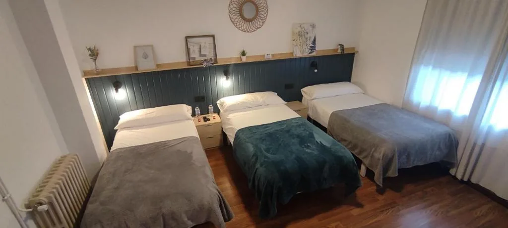 Dreibettzimmer — Hostal Cruce