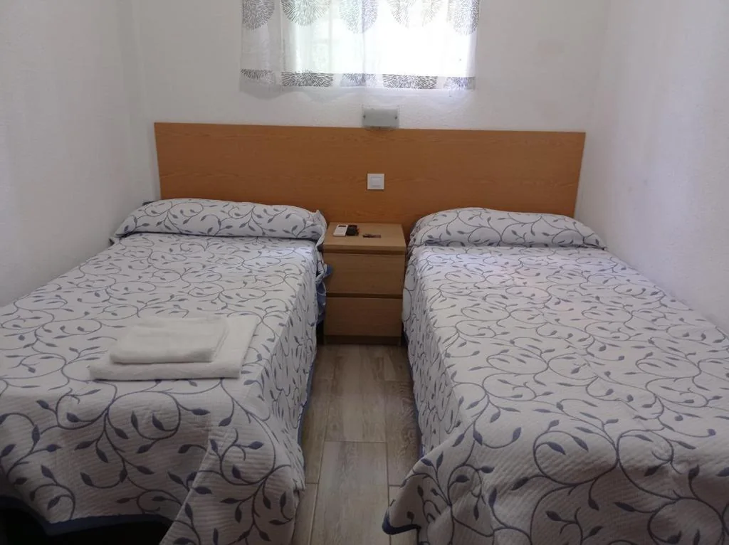 Habitación Doble con baño privado — Hostal Cuatro Torres