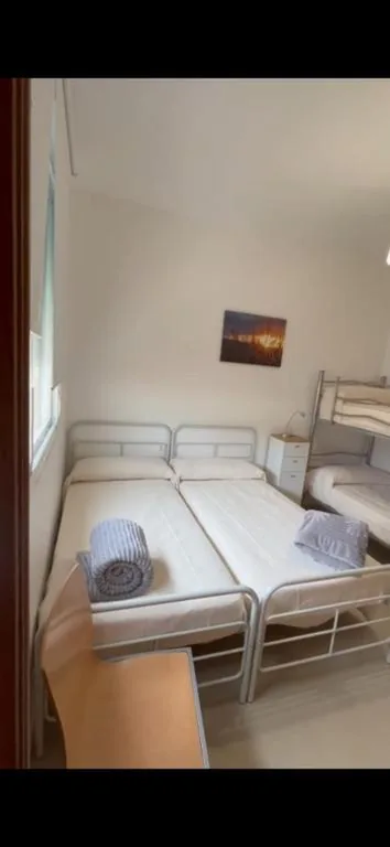 Günstiges Vierbettzimmer mit Gemeinschaftsbad — Hostal Cueva De Los Frailes