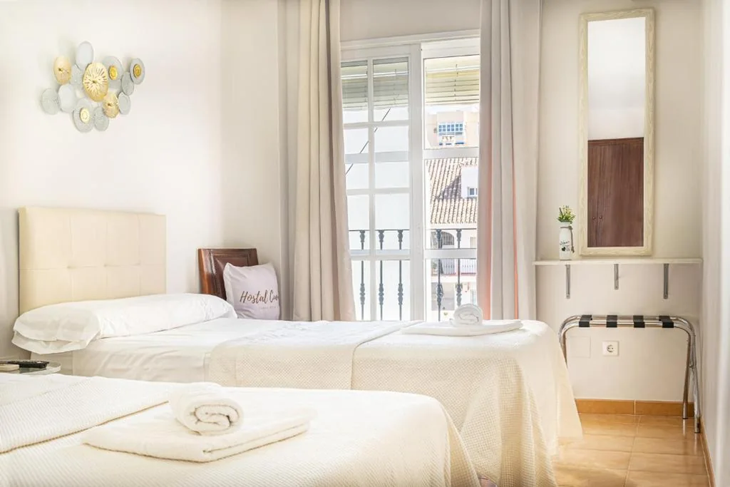 Quarto Duplo - 2 camas — Hostal Cuevas