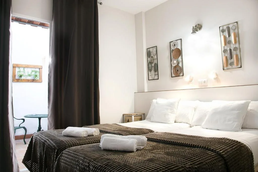 Quarto Duplo com terraço - 2 camas — Hostal Cuevas