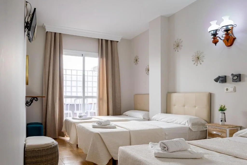 Quarto Triplo com terraço — Hostal Cuevas