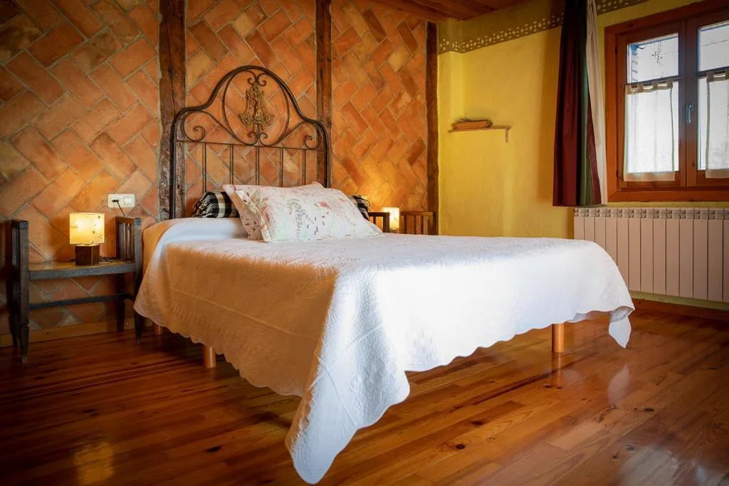Habitación Doble con balcón — Hostal D'Éller