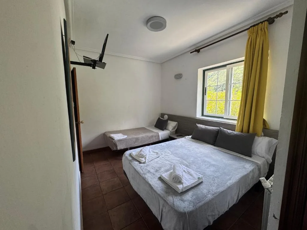 Dreibettzimmer mit Bergblick — Hostal de Berria