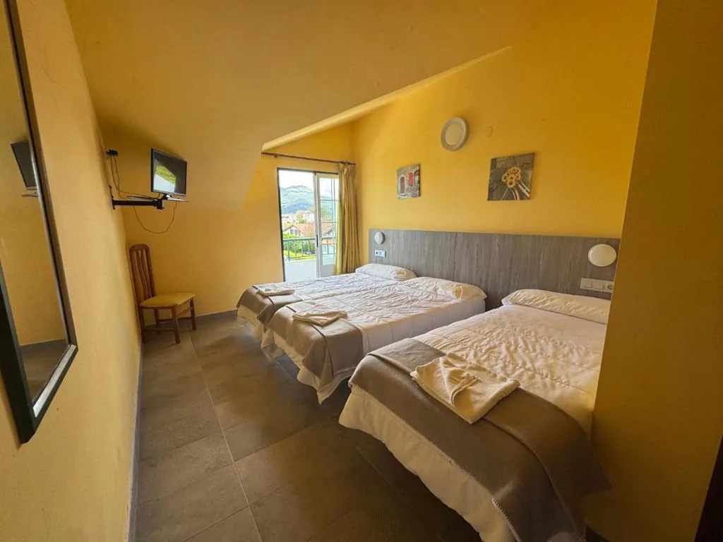Dreibettzimmer mit Meerblick — Hostal de Berria