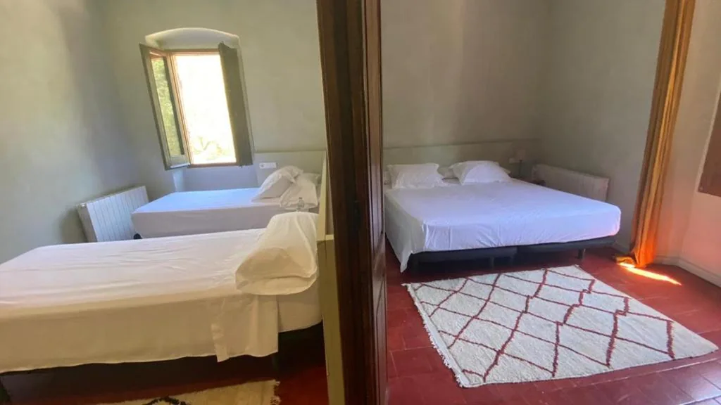 Habitación Cuádruple Confort — Hostal de Bianya