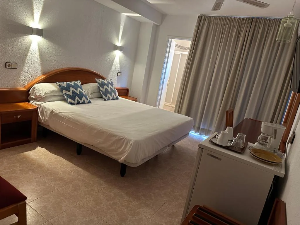 Deluxe Room - 1 Large Bed — Hostal de la Caravel-la
