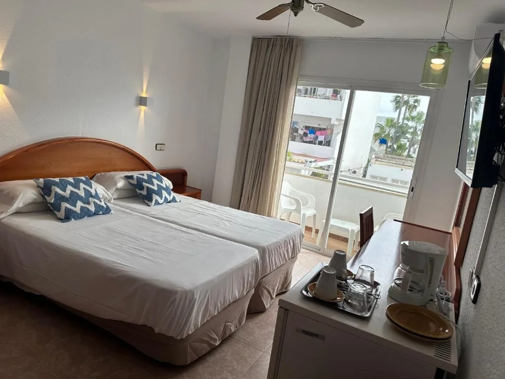 Double Room - 2 Beds — Hostal de la Caravel-la