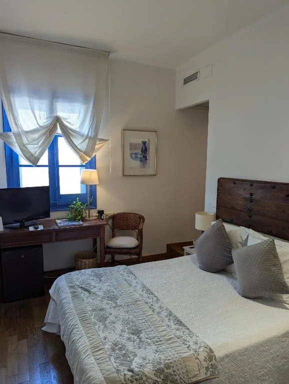 Habitación Estándar - 1 cama grande — Hostal de la Plaça - Hotel Boutique