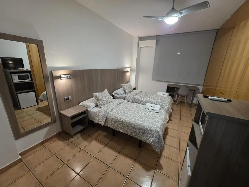 Triple Room with Private Bathroom — Hostal De la Rosa by Parque Warner Madrid