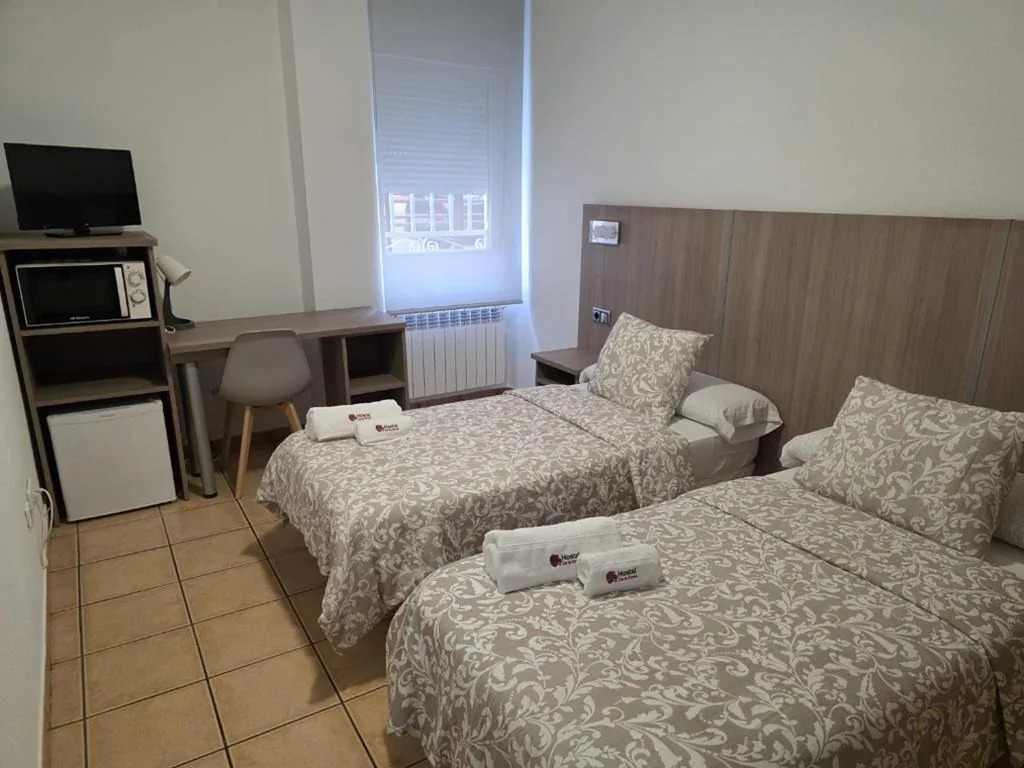 Triple Room with Private Bathroom — Hostal De la Rosa by Parque Warner Madrid