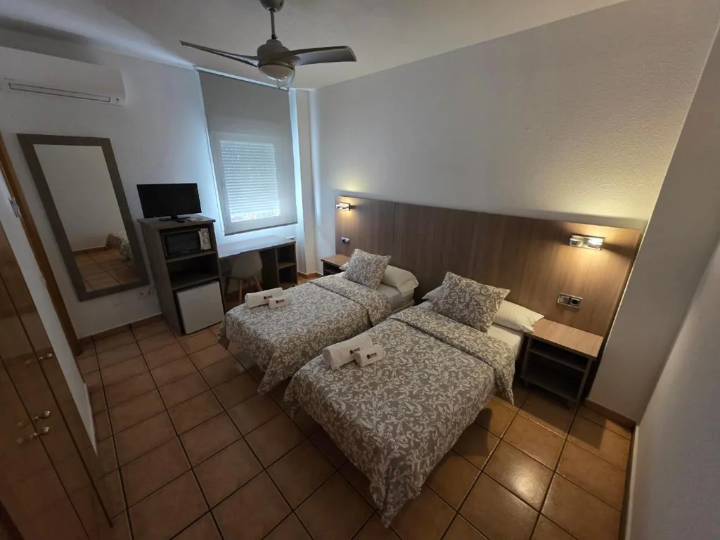 Triple Room with Private Bathroom — Hostal De la Rosa by Parque Warner Madrid