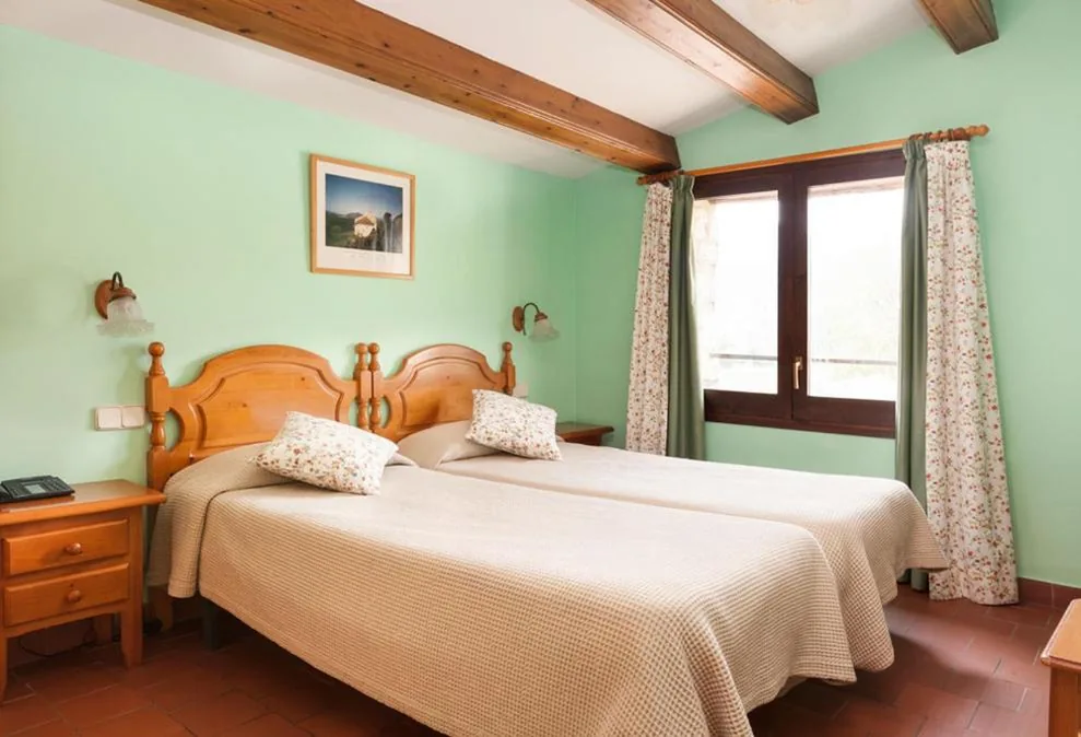 Chambre triple basique — Hostal de la Rovira